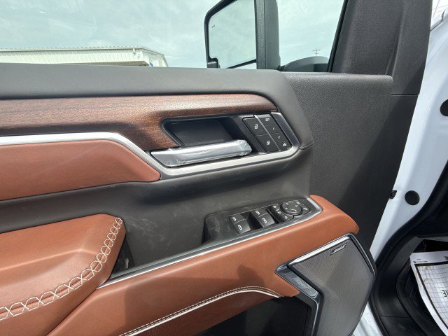 New 2026 GMC Sierra 2500 Denali Ultimate w/ LPO, Black Badging Package image 15