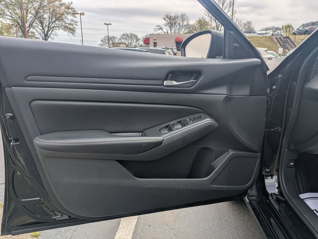 Used 2025 Nissan Altima 2.5 SV image 11