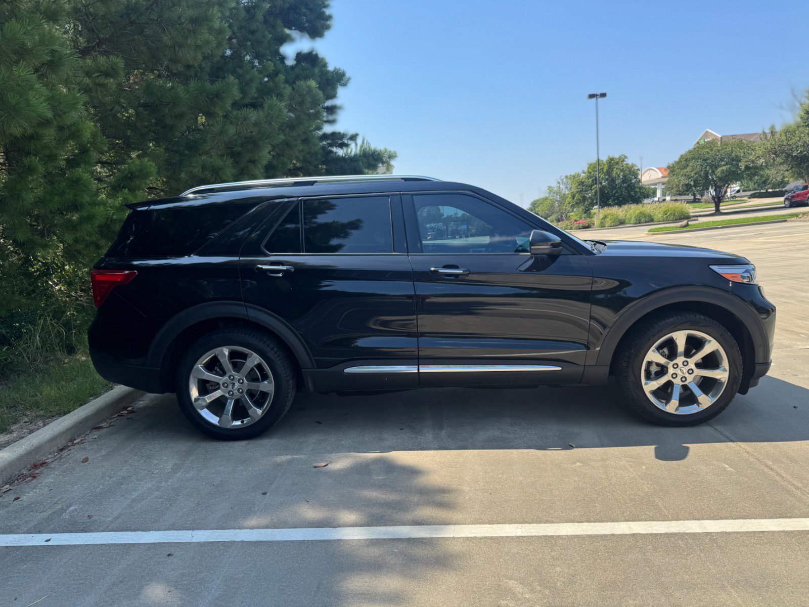 Used 2020 Ford Explorer Platinum w/ Premium Technology Package image 36