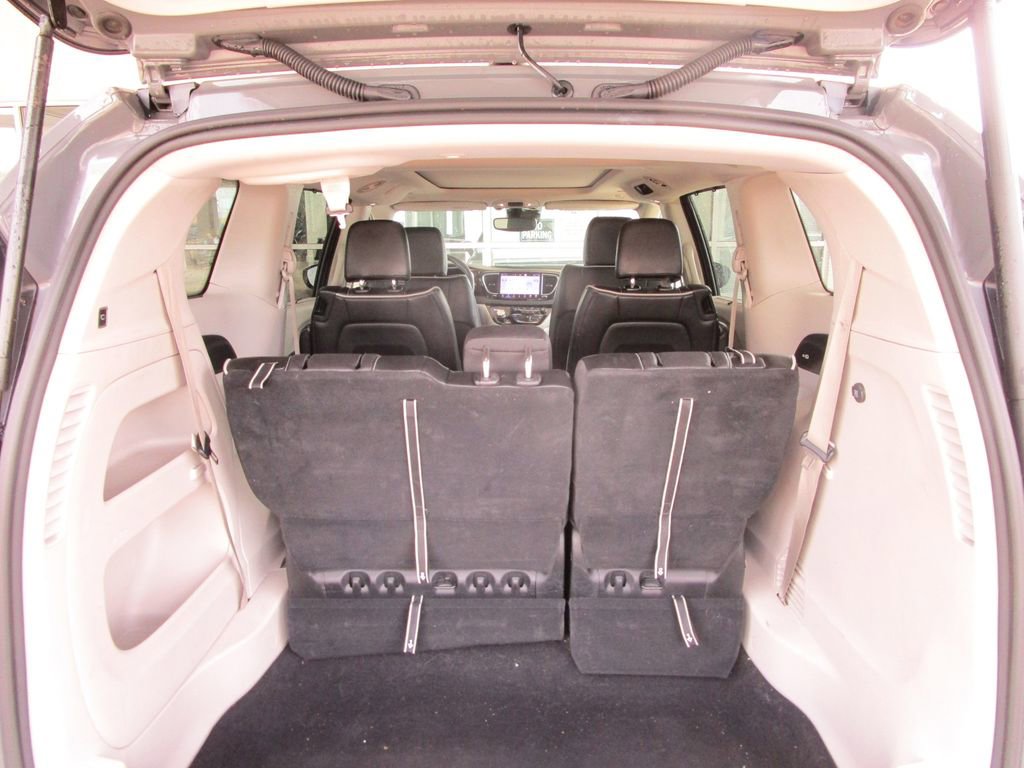 Used 2023 Chrysler Pacifica Limited image 13
