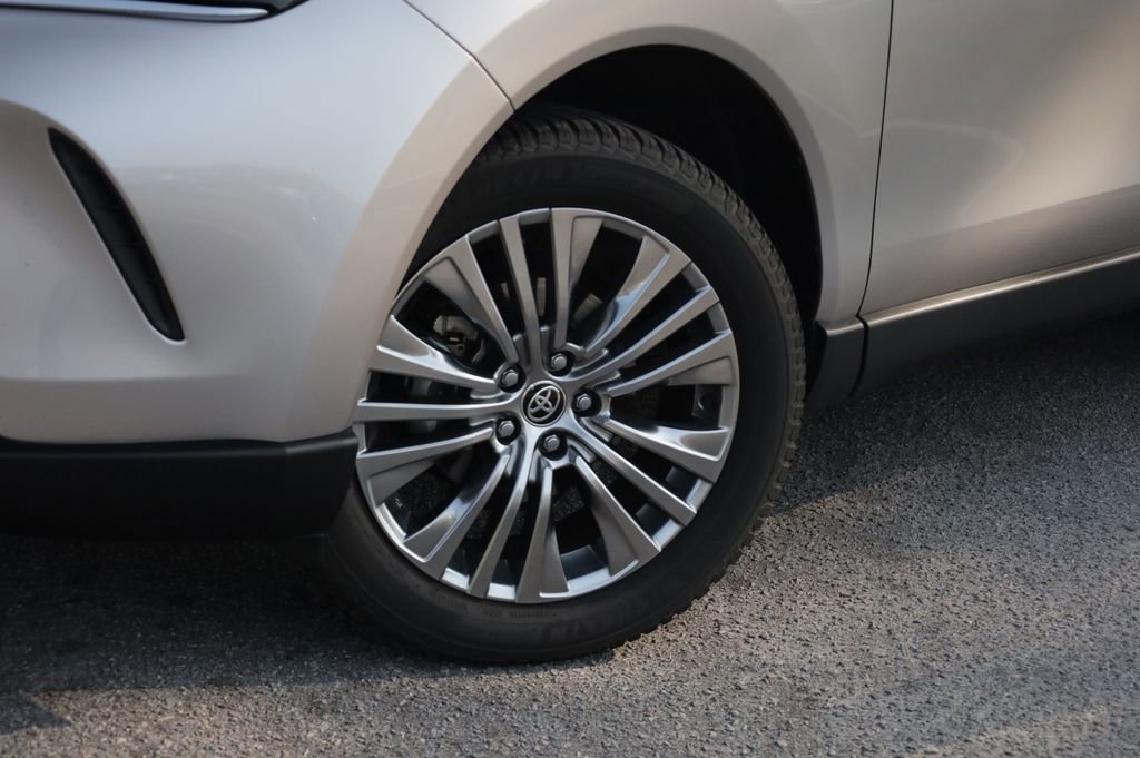 Used 2022 Toyota Venza XLE AWD/4WD image 19