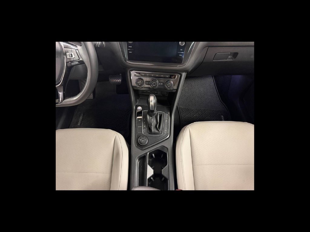 Used 2020 Volkswagen Tiguan SEL w/ Tiguan Two-Row MDO Package AWD/4WD image 16