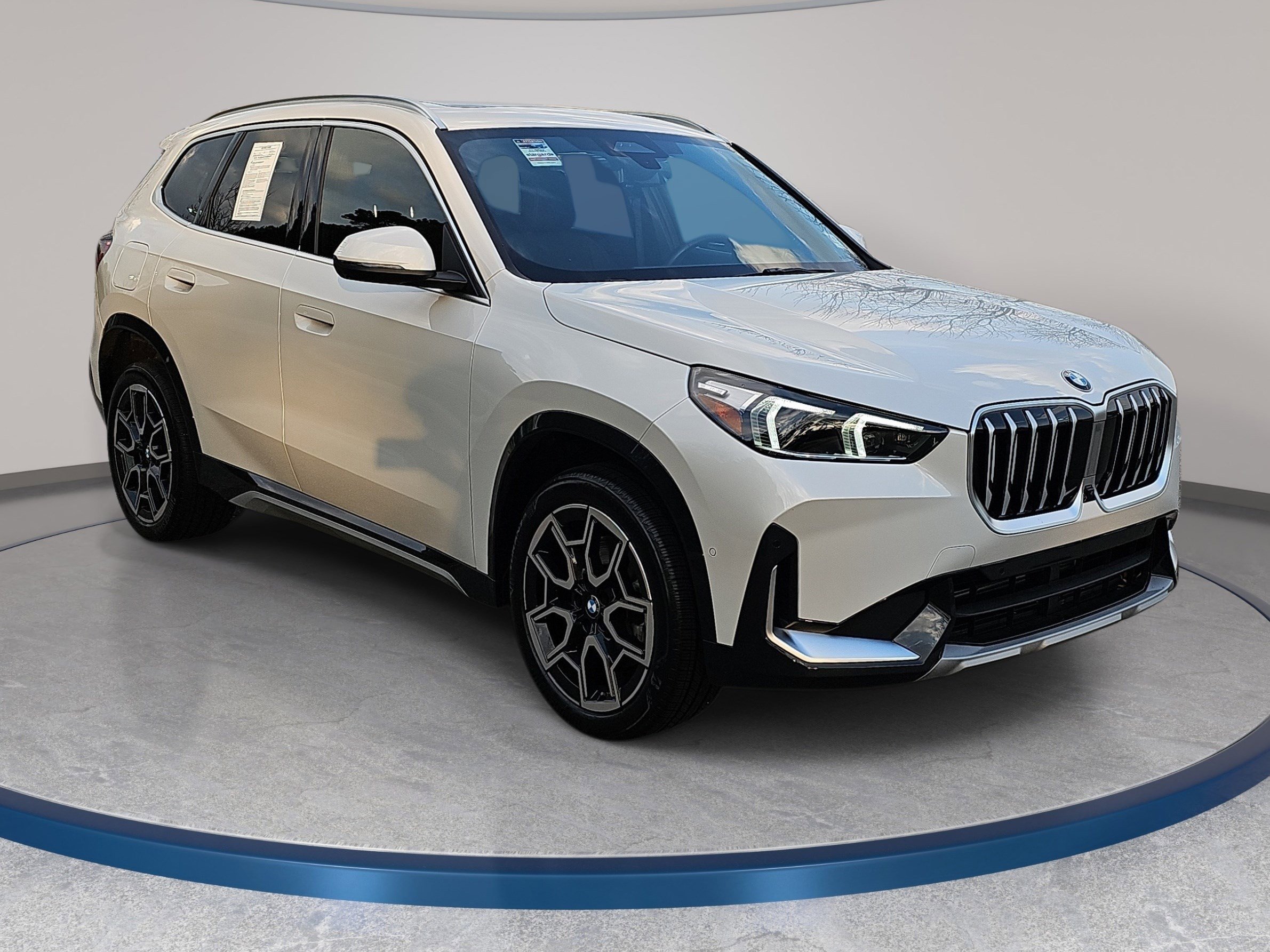 Certified 2025 BMW X1 xDrive28i w/ Technology Package image 4