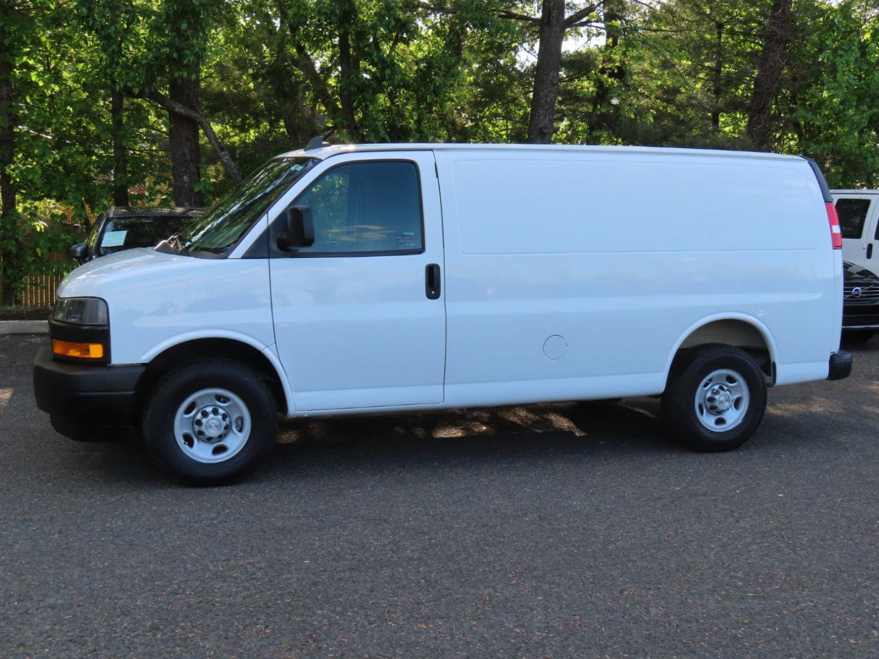 Used 2018 Chevrolet Express 3500 w/ Driver Convenience Package RWD image 3