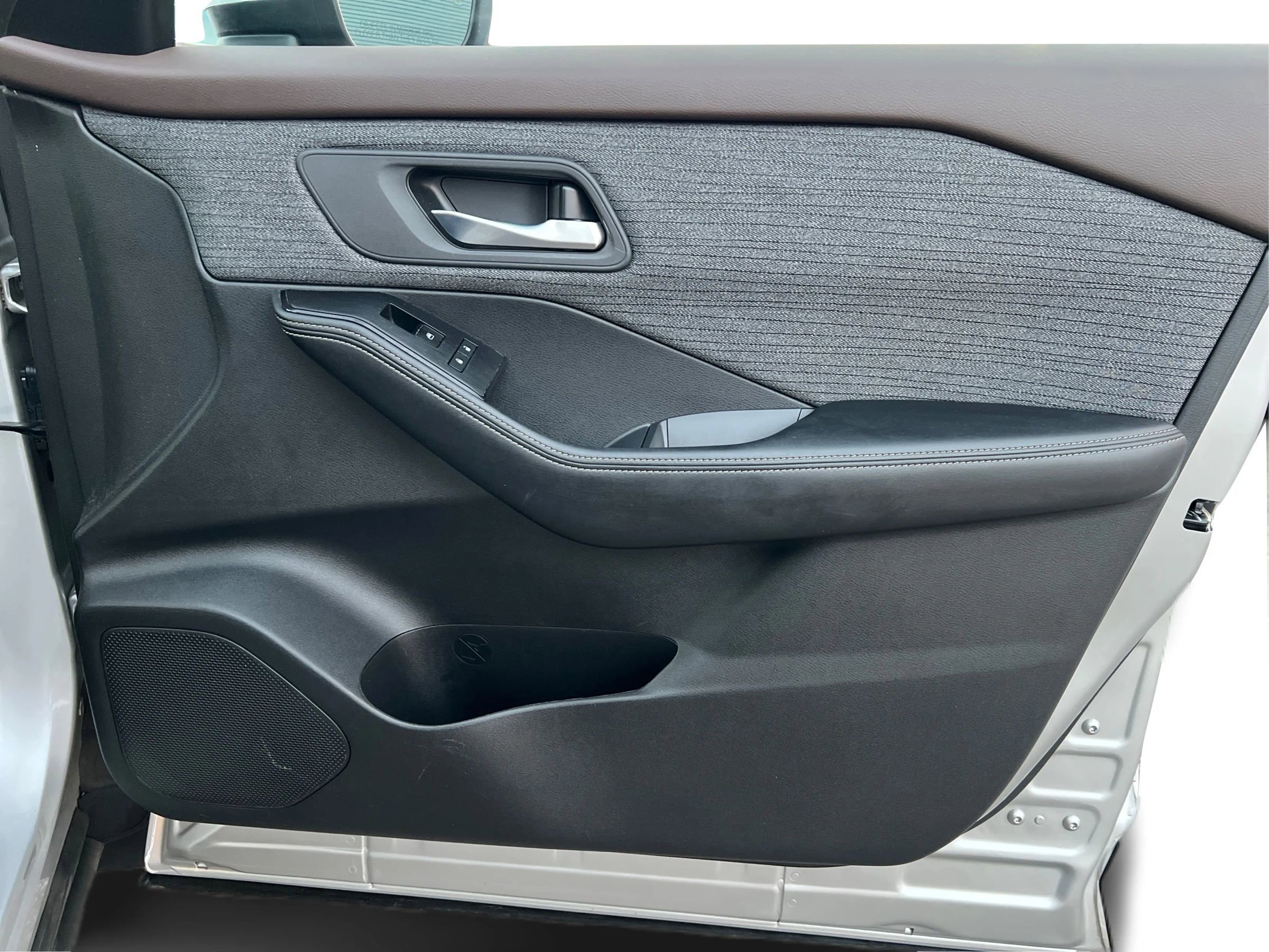 Used 2023 Nissan Rogue SV image 23