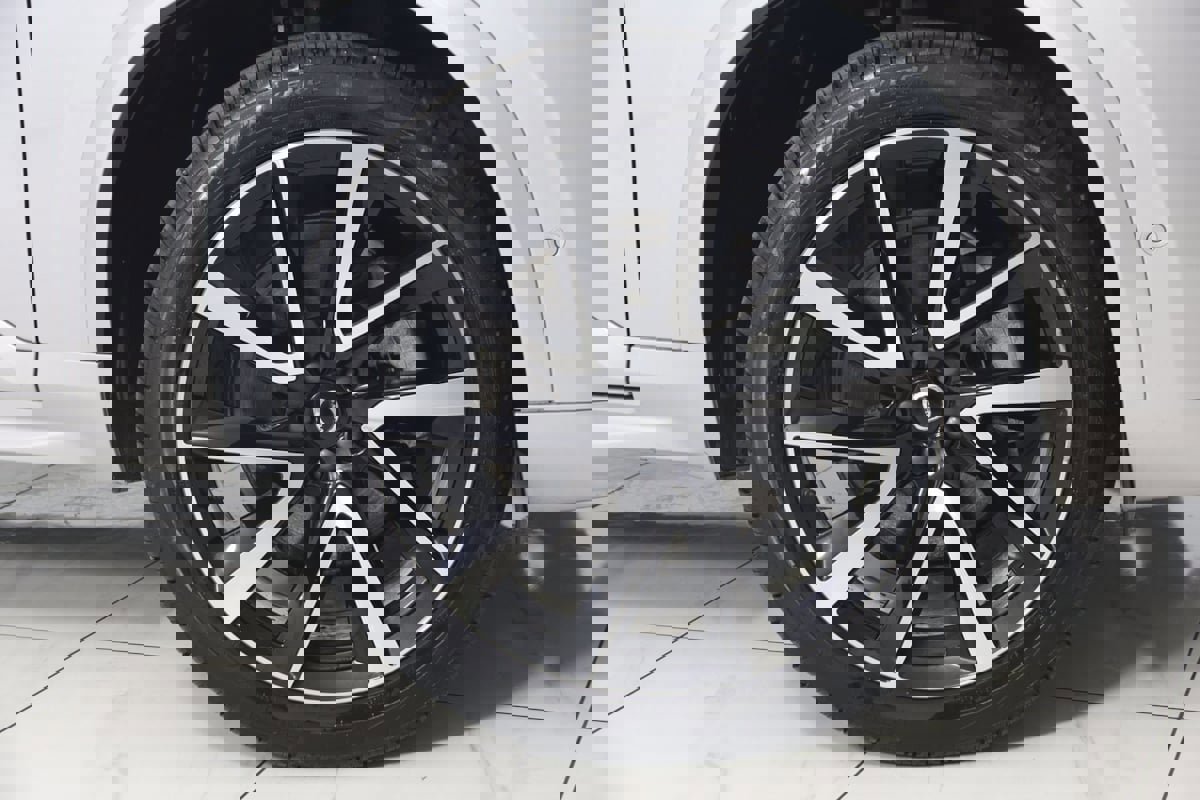 Used 2024 Volvo XC90 B5 Plus image 17