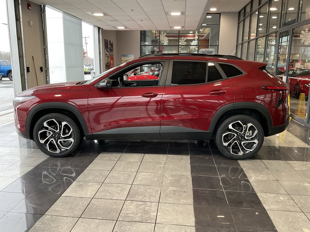 Used 2025 Chevrolet Trax RS w/ Sunroof Package image 4