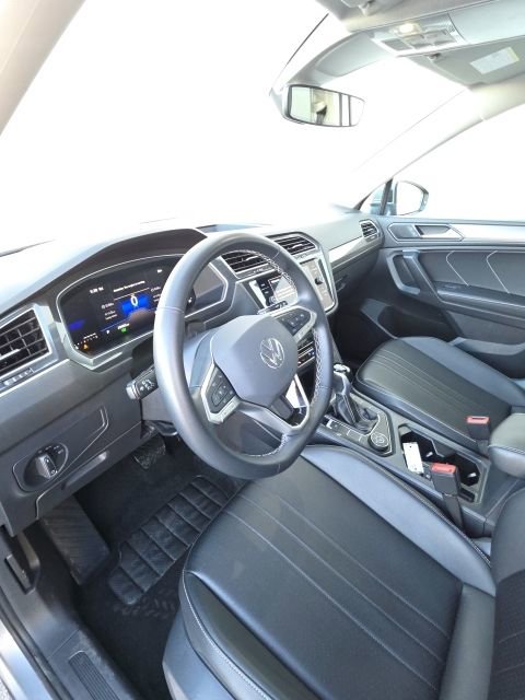 Used 2024 Volkswagen Tiguan SE image 12