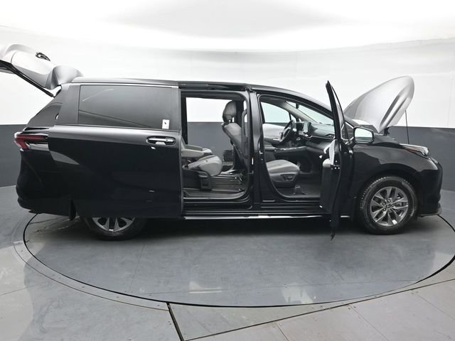Used 2025 Toyota Sienna XLE image 57