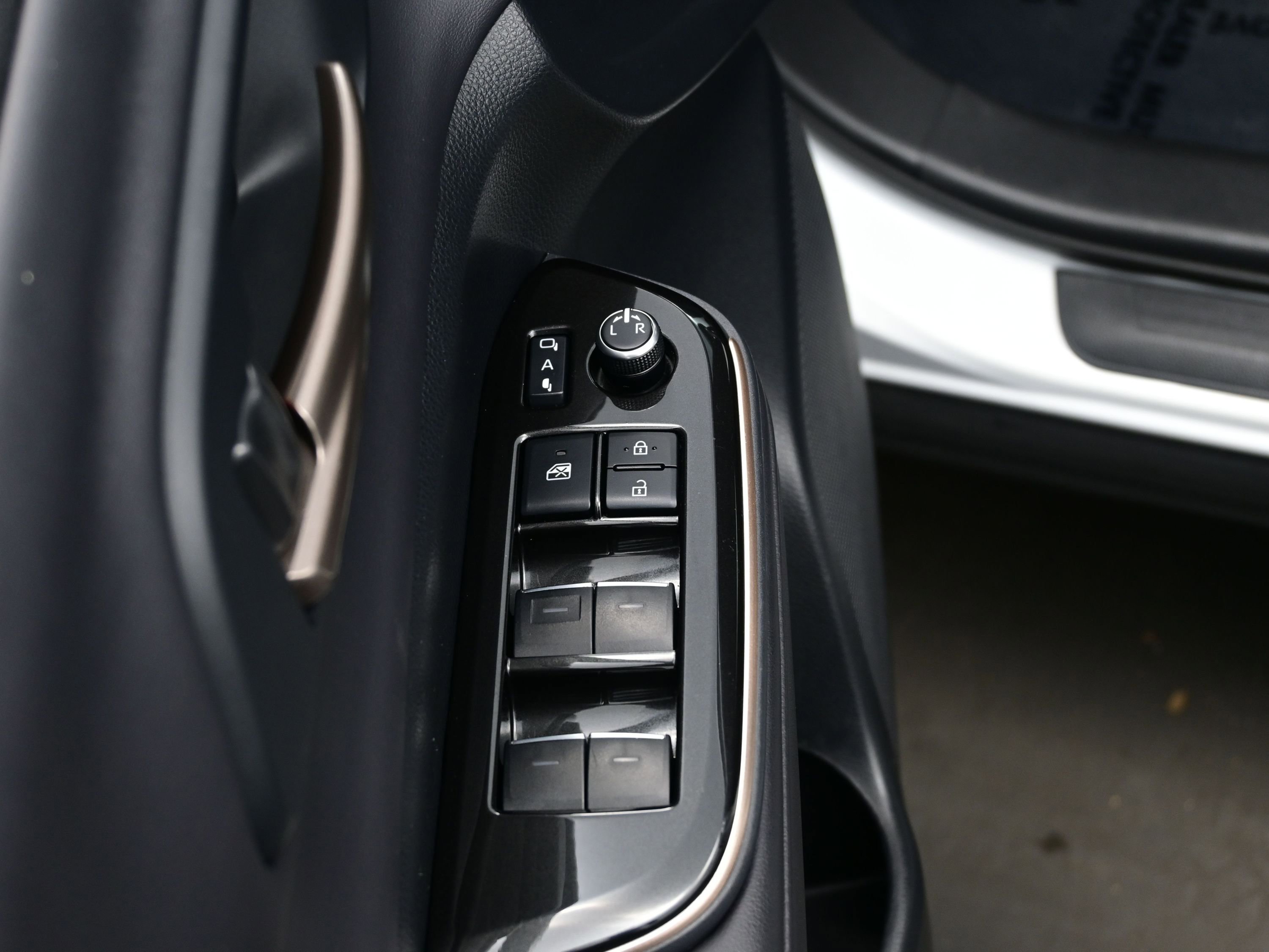 Used 2024 Toyota Crown XLE AWD/4WD image 10