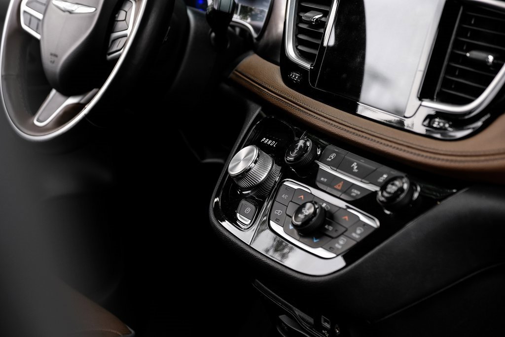 Used 2018 Chrysler Pacifica Limited image 34