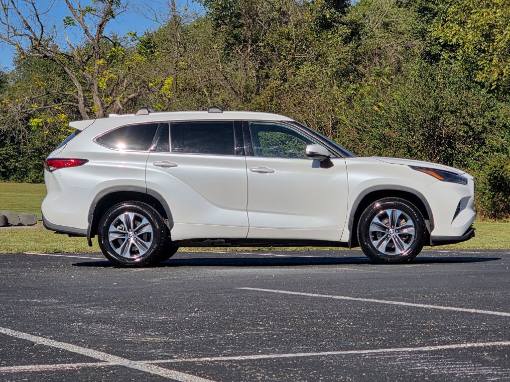 Used 2022 Toyota Highlander XLE AWD/4WD image 3