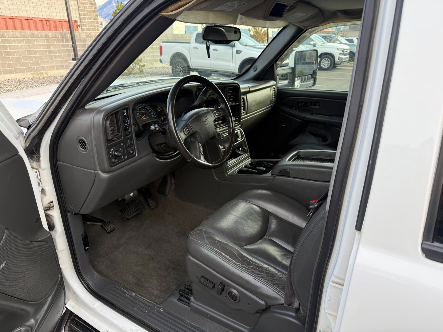 Used 2007 Chevrolet Silverado 2500 LT w/ Heavy-Duty Power Package image 11