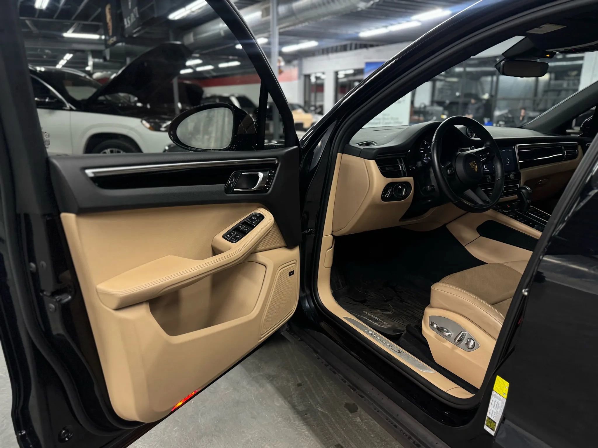 Used 2024 Porsche Macan S w/ Premium Plus Package image 14