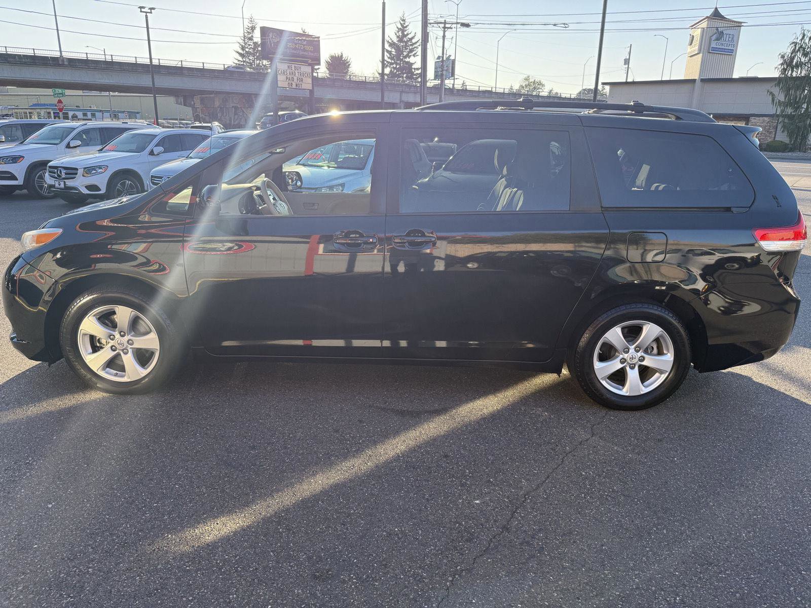 Used 2012 Toyota Sienna LE image 11