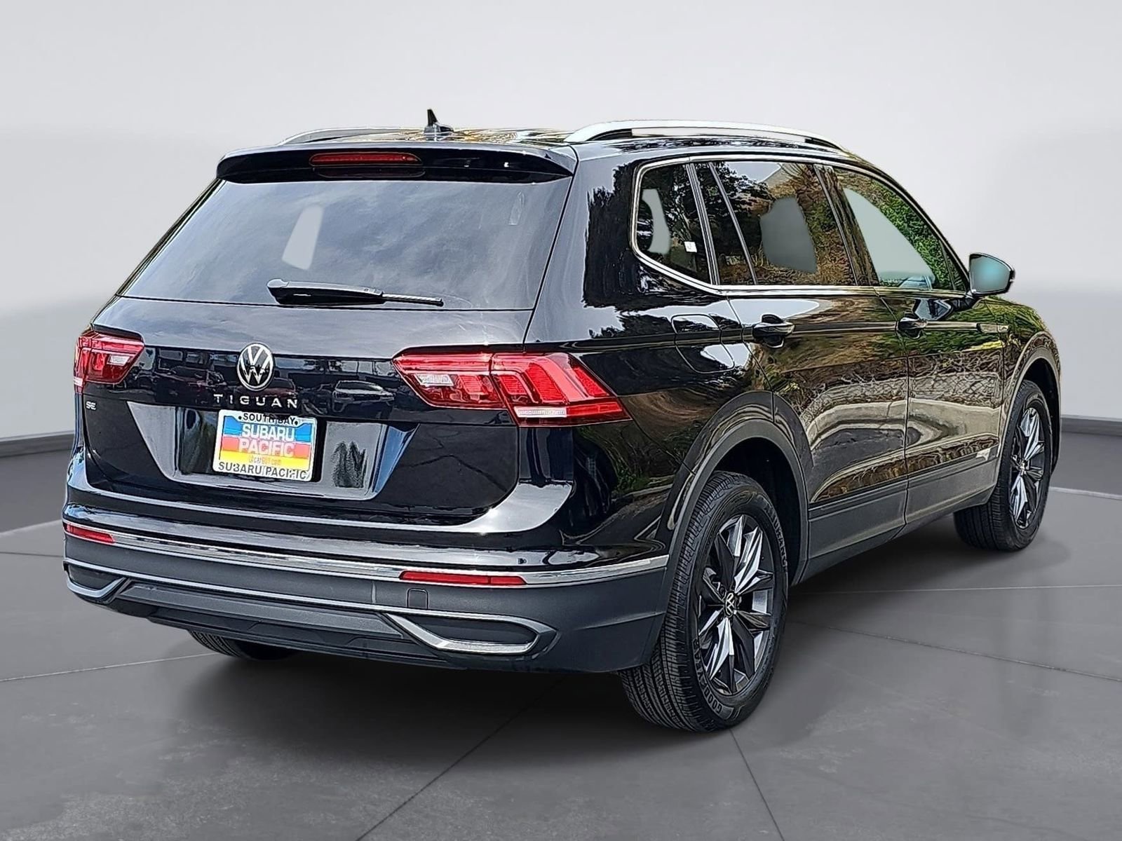 Used 2023 Volkswagen Tiguan SE FWD image 3