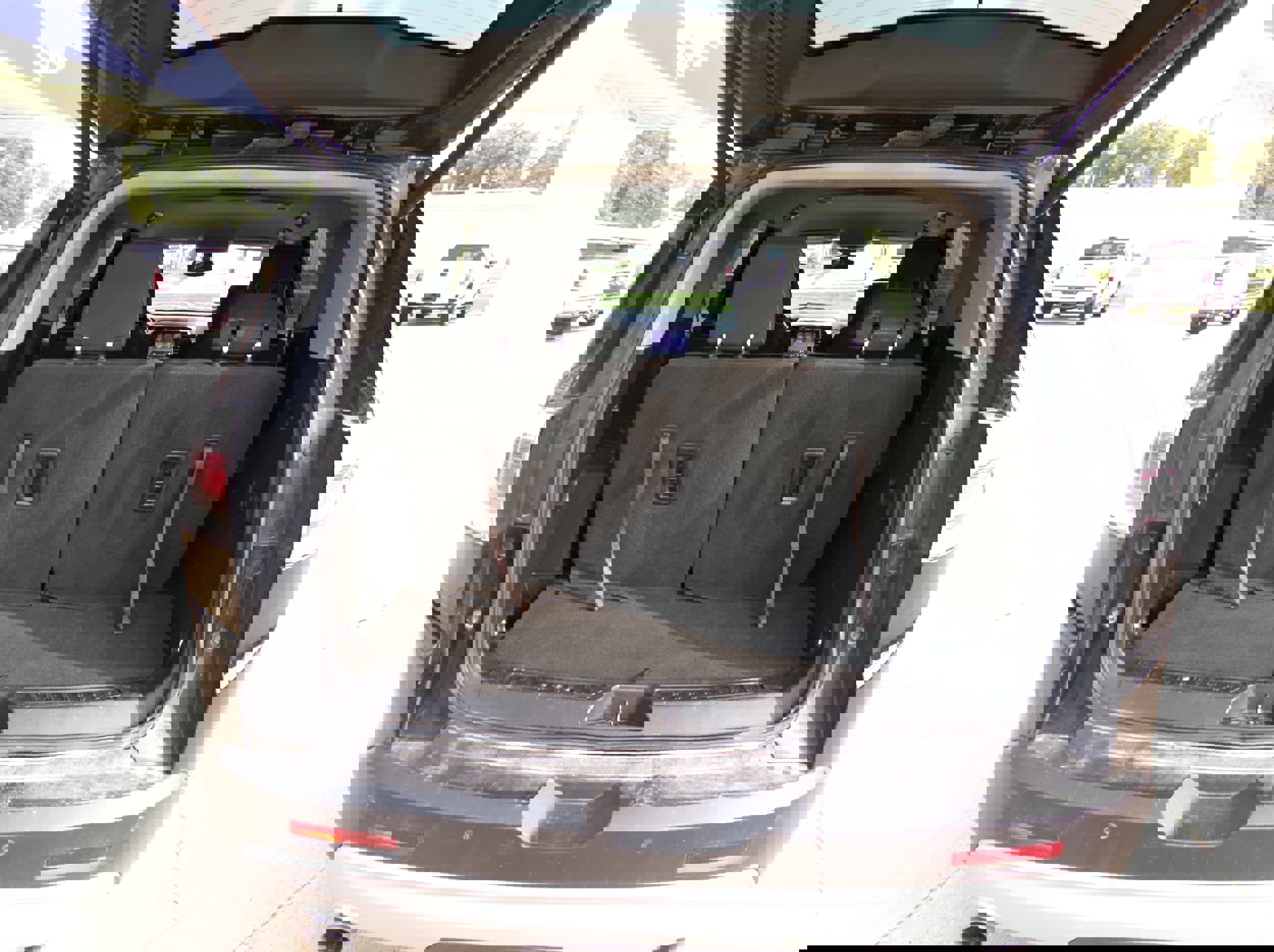 Used 2018 GMC Acadia SLE w/ LPO, Black Accent Package image 9