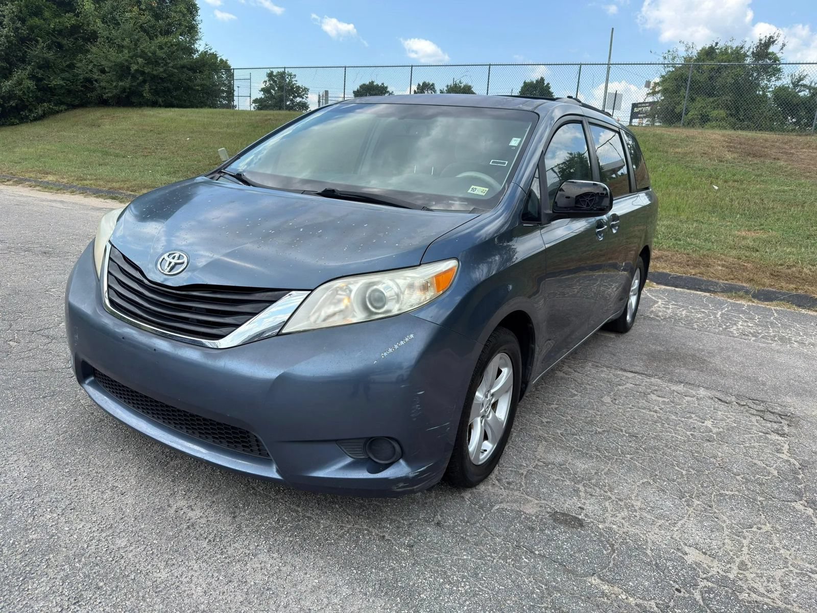 Used 2013 Toyota Sienna LE w/ Towing Pkg FWD image 1