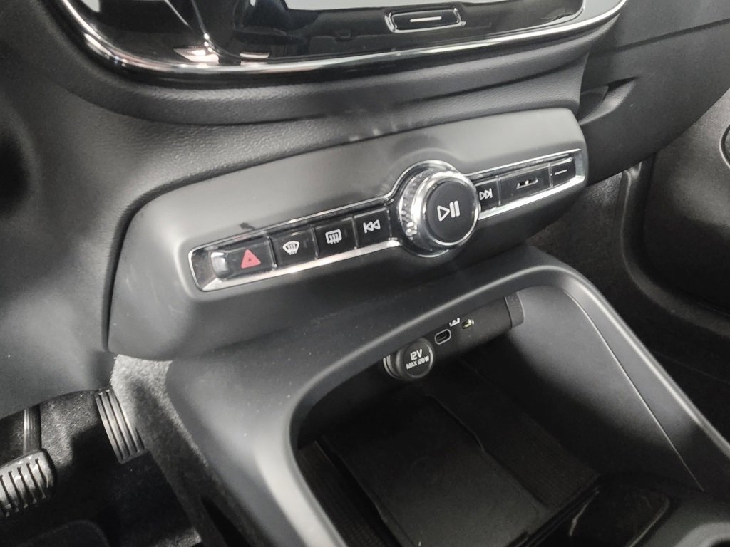 Certified 2025 Volvo XC40 B5 Core image 23