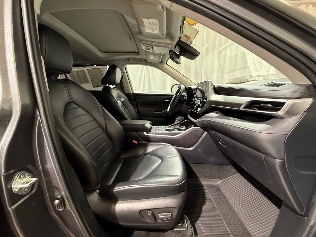 Certified 2024 Toyota Highlander XLE image 25