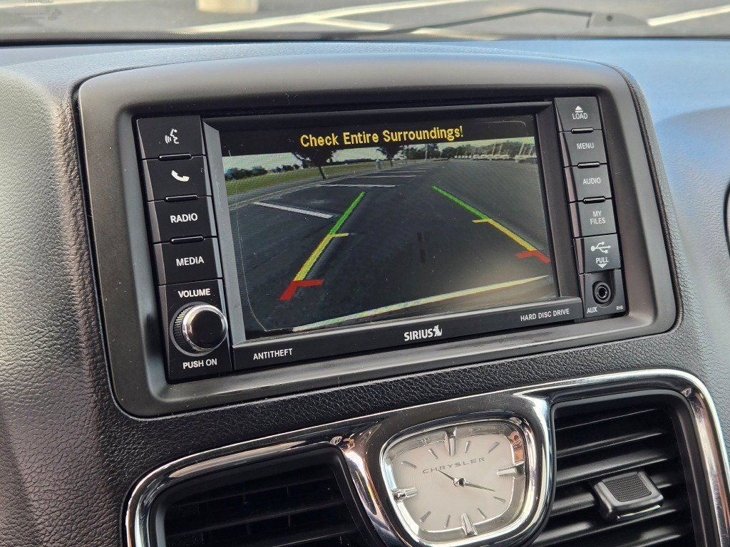 Used 2014 Chrysler Town & Country Touring FWD image 27