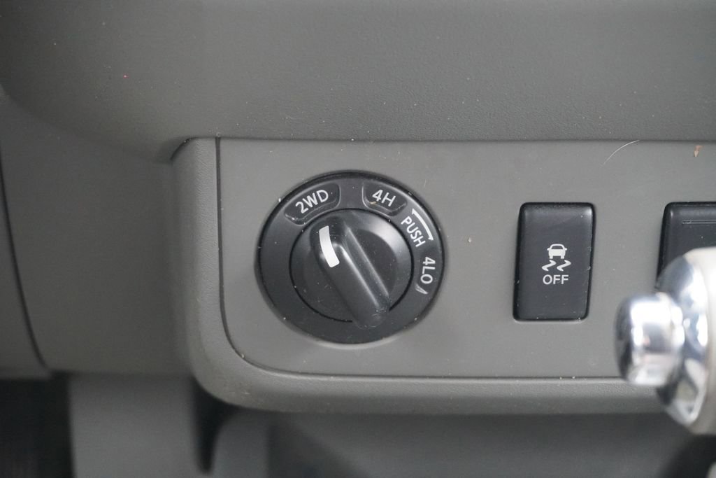 Used 2012 Nissan Frontier SV image 19