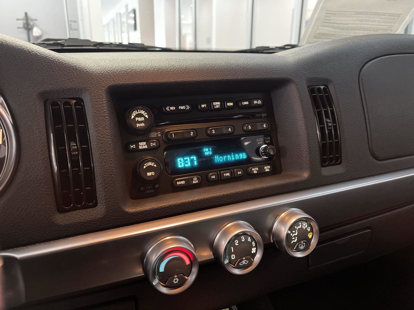 Used 2005 Chevrolet SSR w/ Preferred Equipment Group RWD image 16