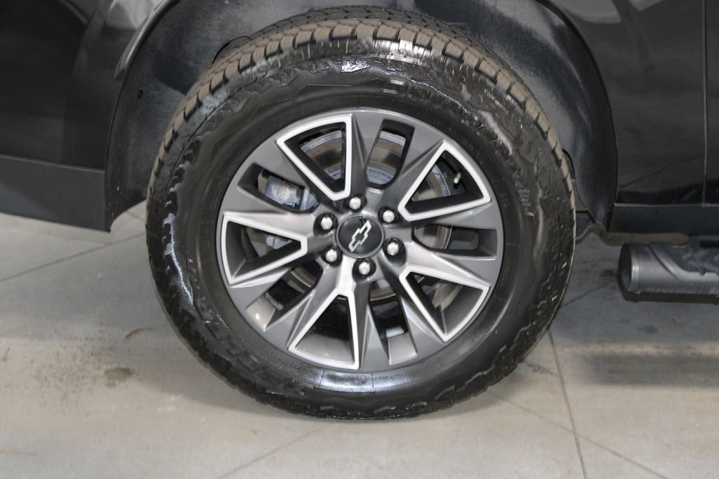 Used 2023 Chevrolet Suburban Z71 w/ Luxury Package image 17