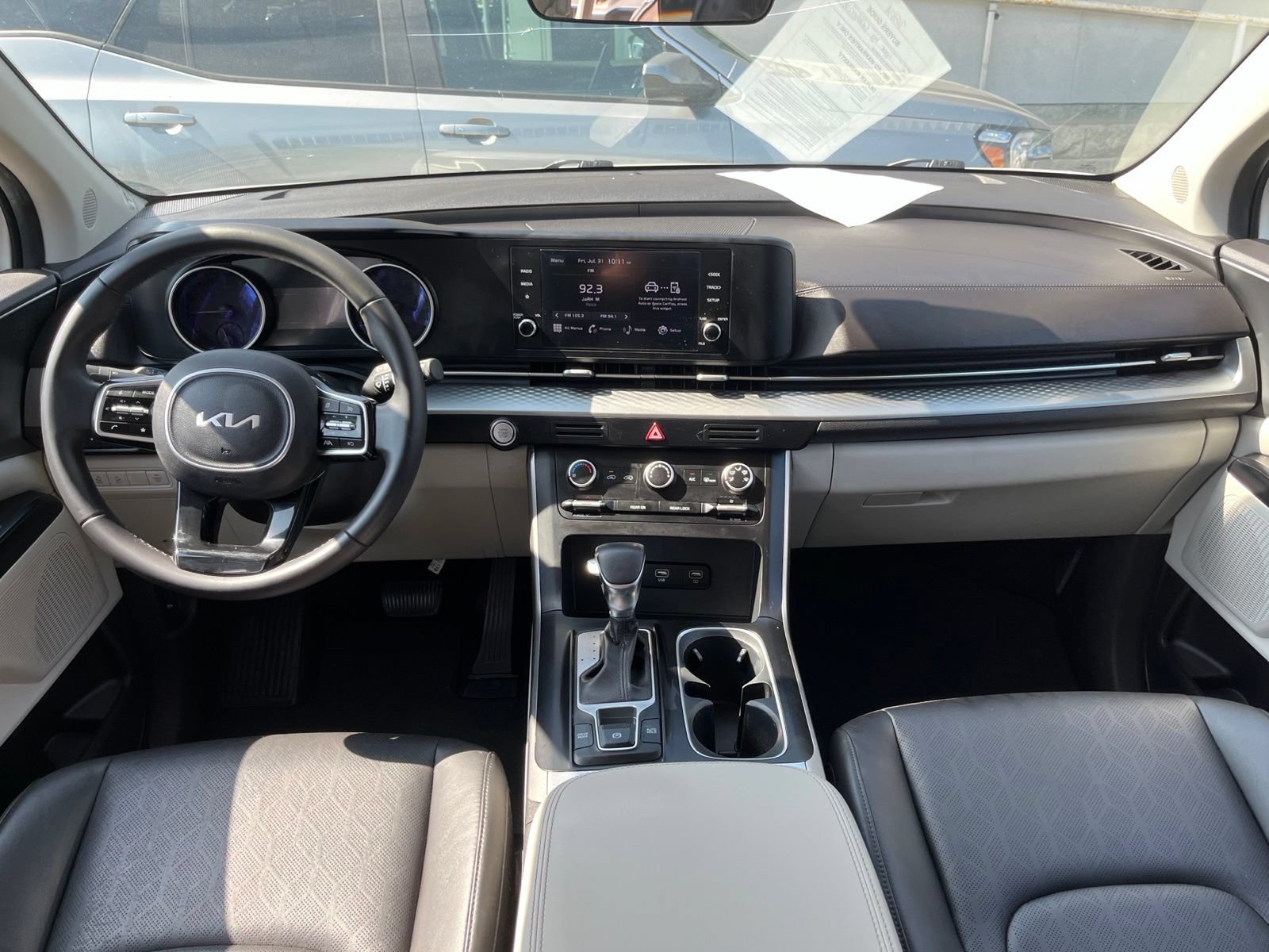 Used 2023 Kia Carnival LX FWD image 9