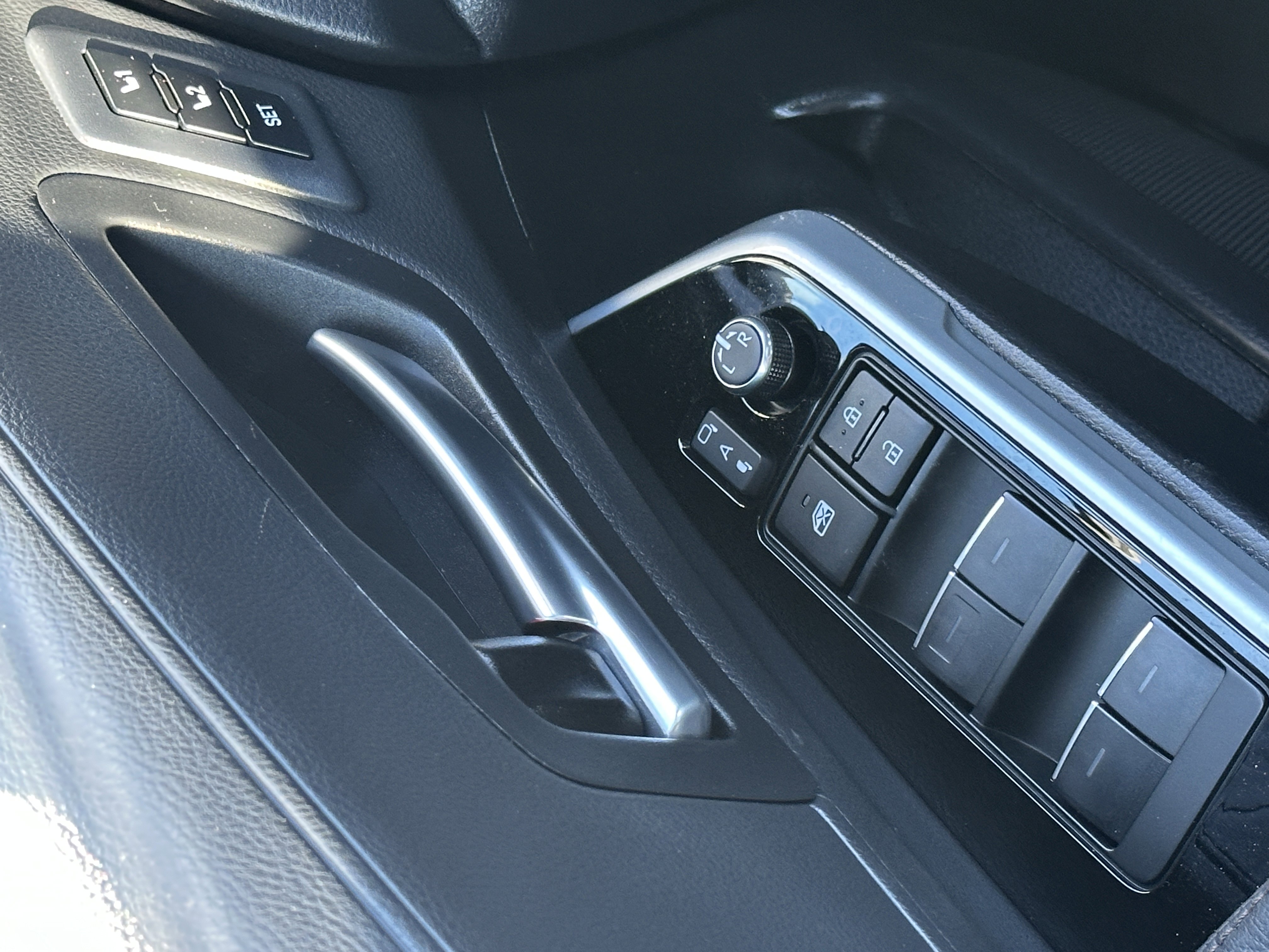 Used 2025 Toyota Sienna Limited image 45