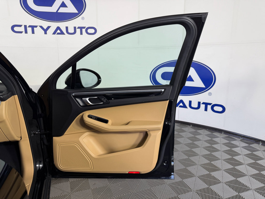 Used 2018 Porsche Macan Base (PDK) image 15