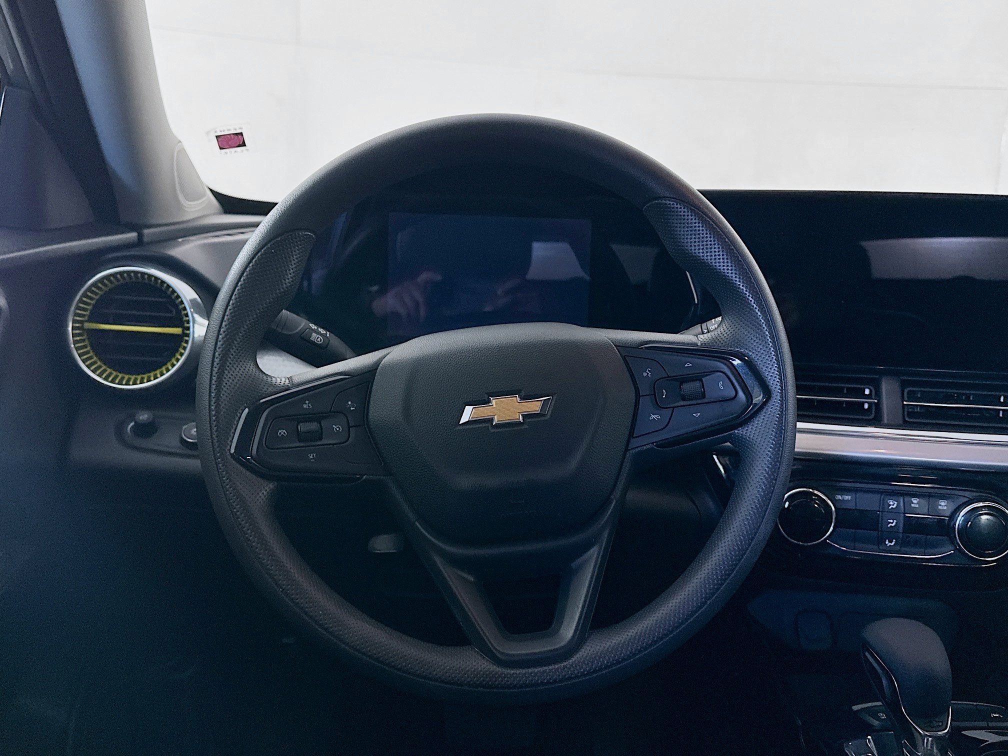 Used 2025 Chevrolet Trax LT FWD image 17