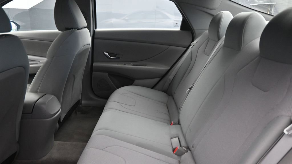 Used 2021 Hyundai Elantra SE FWD image 17