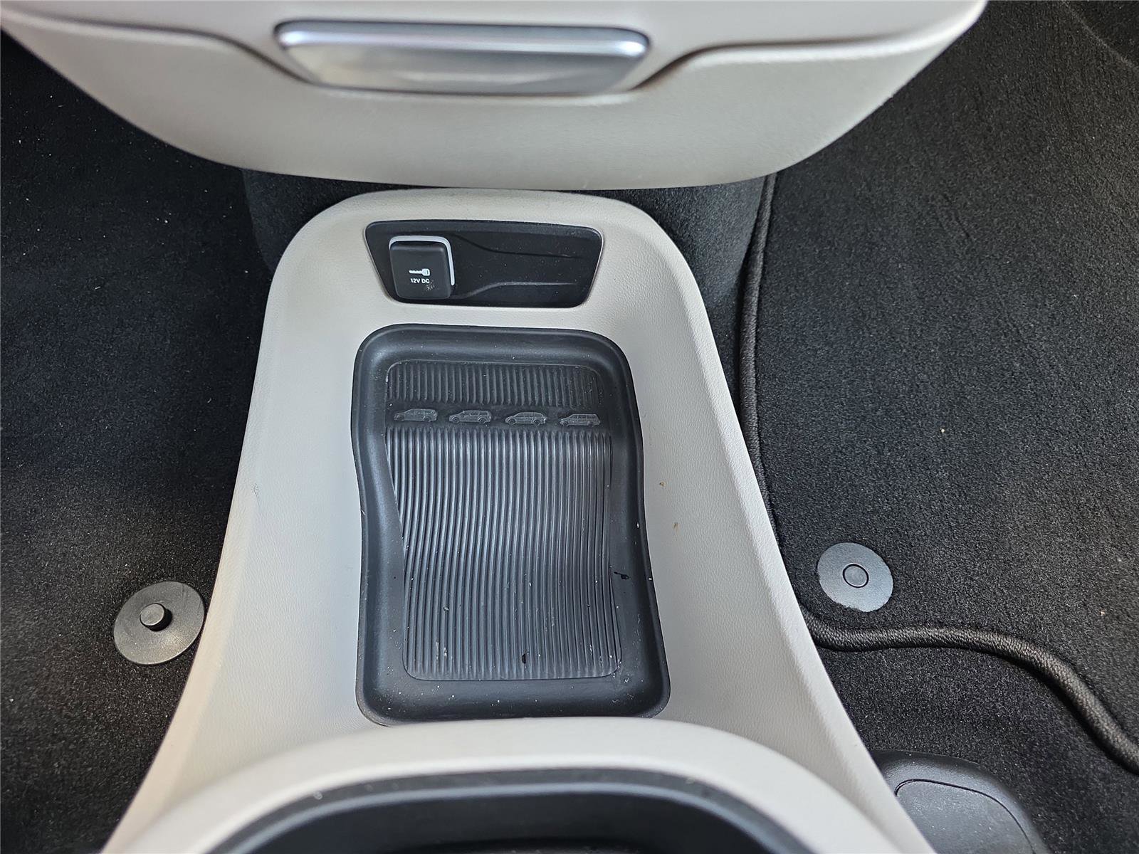 Used 2024 Chrysler Pacifica Select image 26