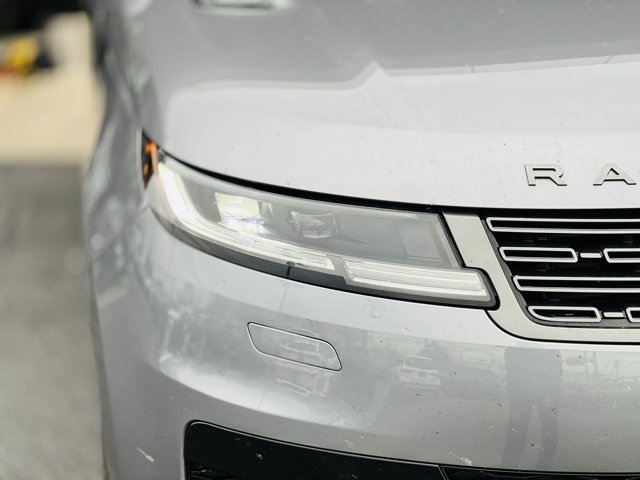 Used 2024 Land Rover Range Rover Sport SE image 4