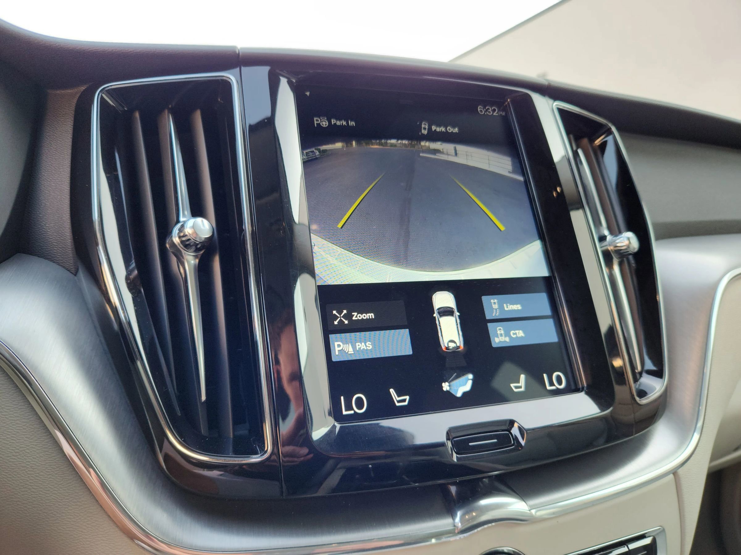 Used 2019 Volvo XC60 T5 Momentum w/ Multimedia Package image 14