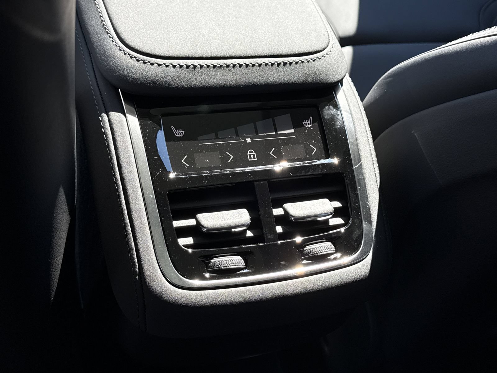 New 2026 Volvo XC90 B5 Plus w/ Protection Package Premier AWD/4WD image 16