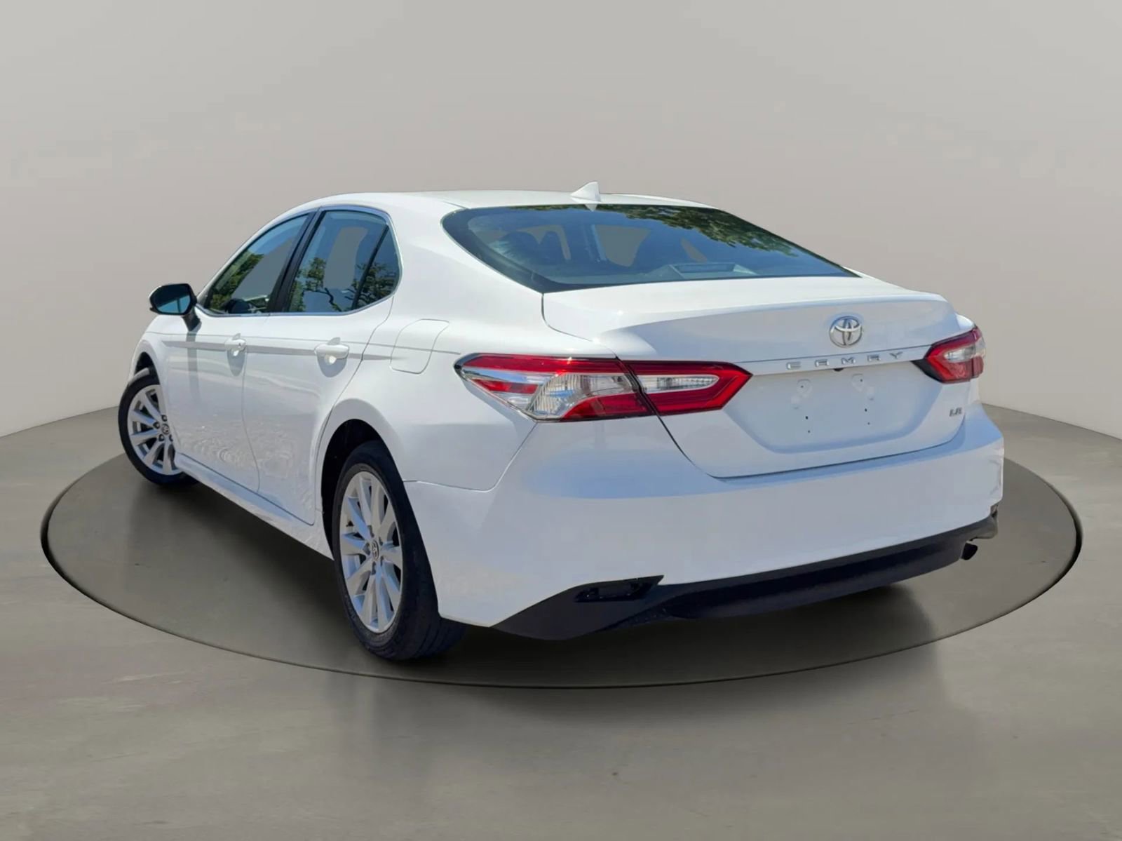 Used 2020 Toyota Camry LE FWD image 3