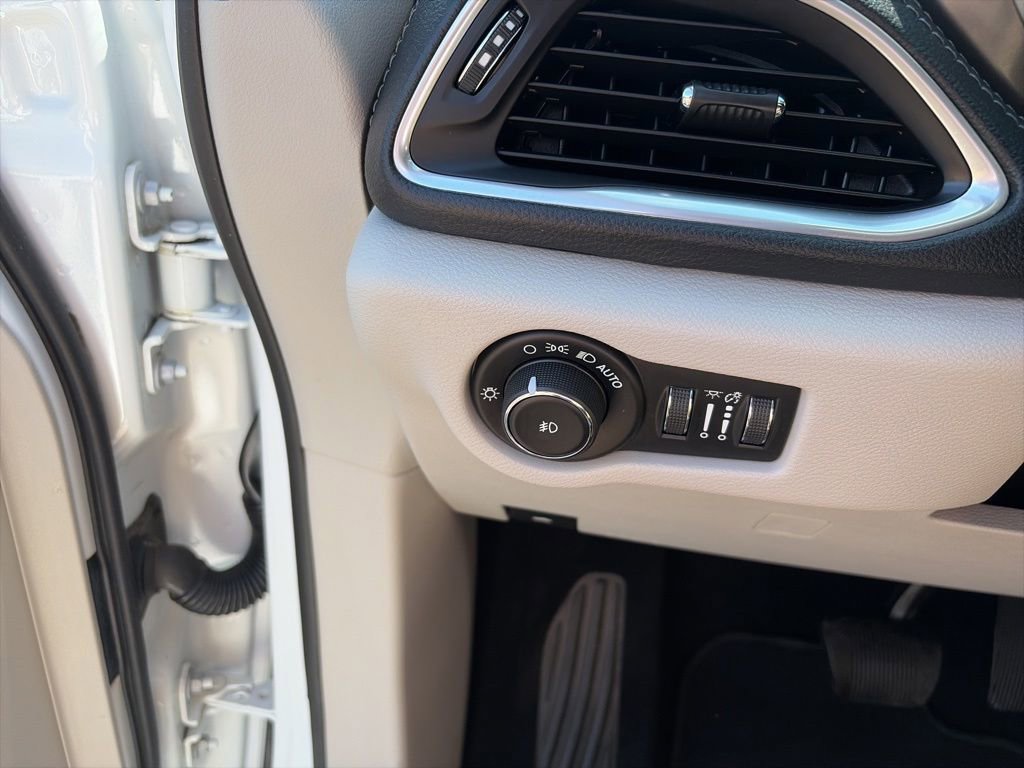 Used 2019 Chrysler Pacifica Limited w/ Tire & Wheel Group FWD image 24