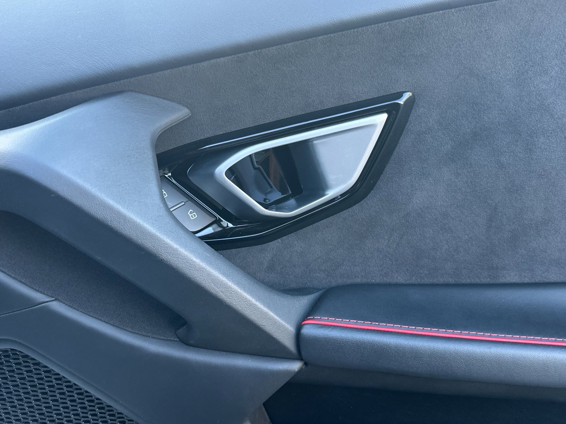 Used 2020 Lamborghini Huracan EVO image 18