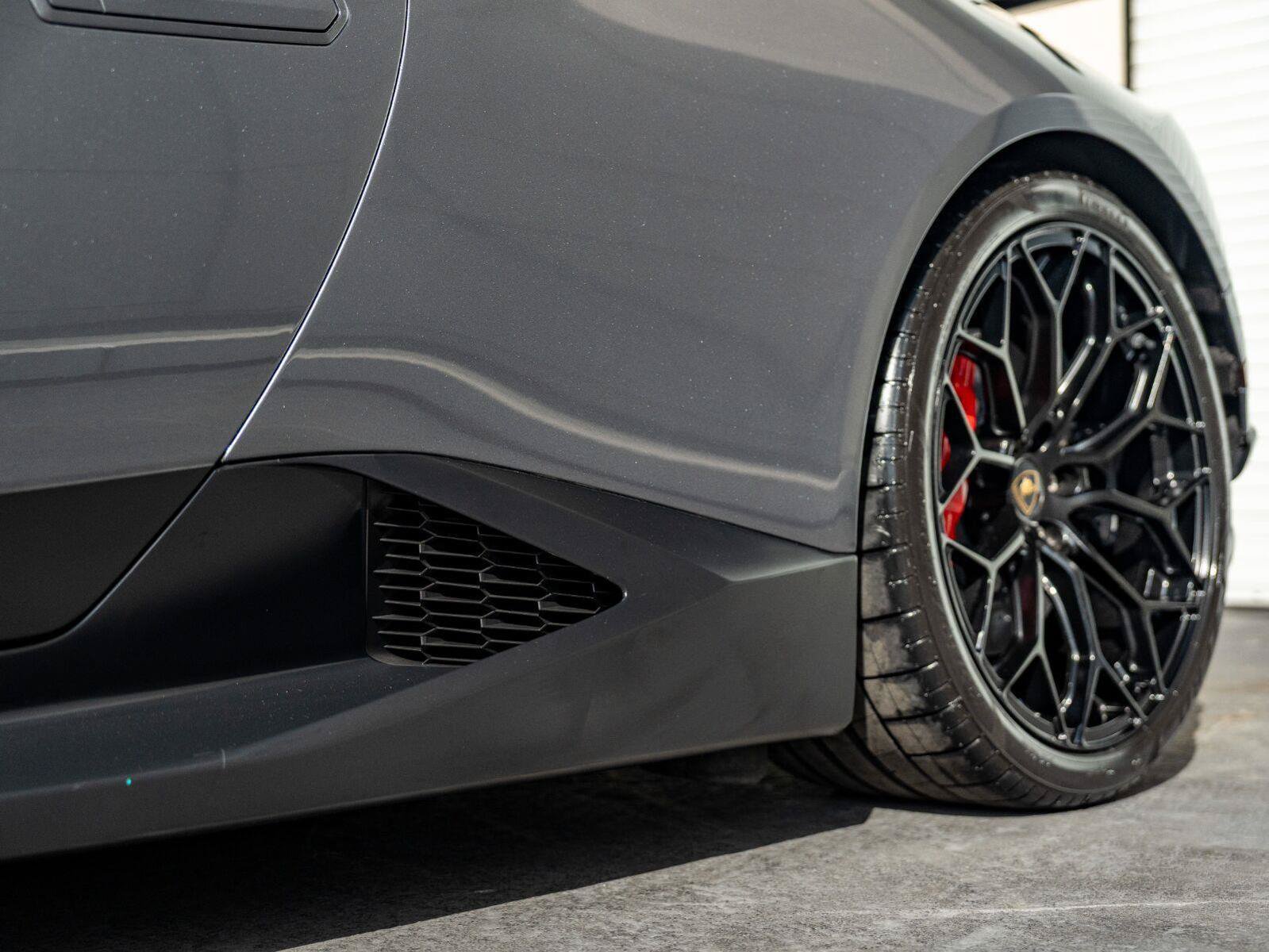 Used 2018 Lamborghini Huracan Performante AWD/4WD image 27
