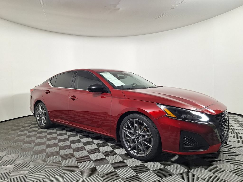 Used 2024 Nissan Altima 2.0 SR FWD image 3