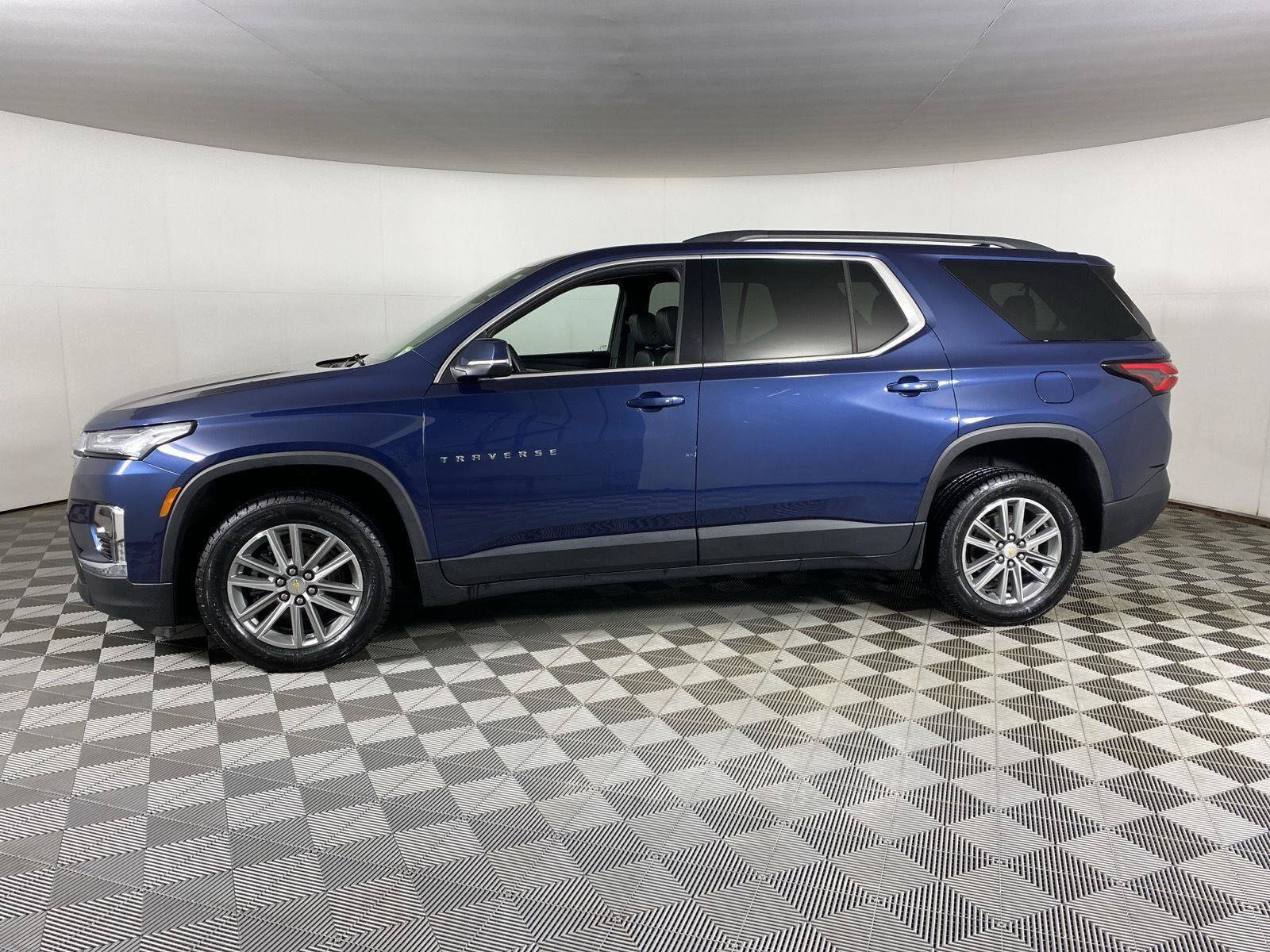 Used 2023 Chevrolet Traverse LT AWD/4WD image 3