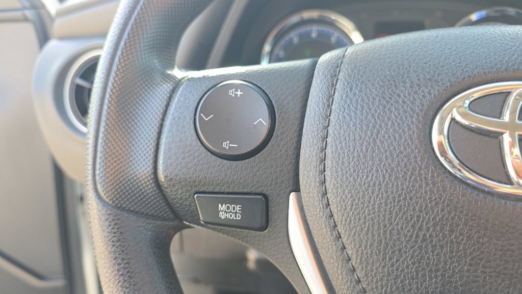 Used 2018 Toyota Corolla LE FWD image 19
