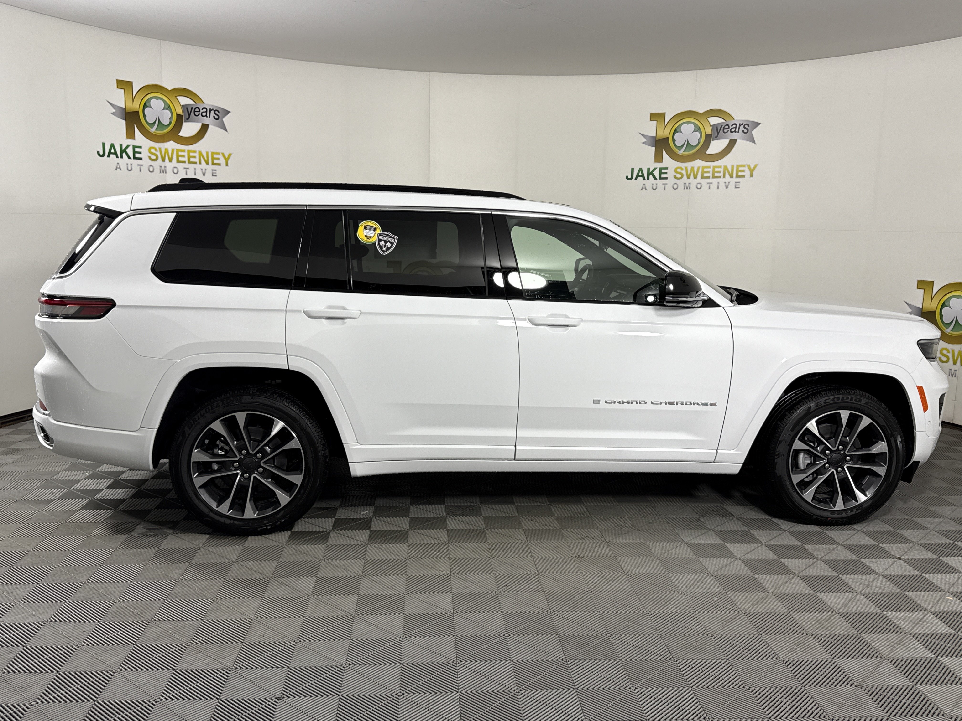 New 2025 Jeep Grand Cherokee L Overland w/ Advanced Protech Group III AWD/4WD image 11