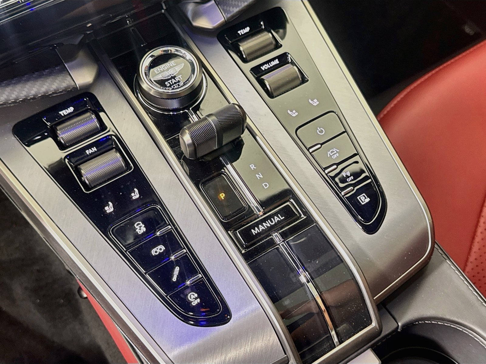 Used 2025 Aston Martin Vanquish RWD image 15