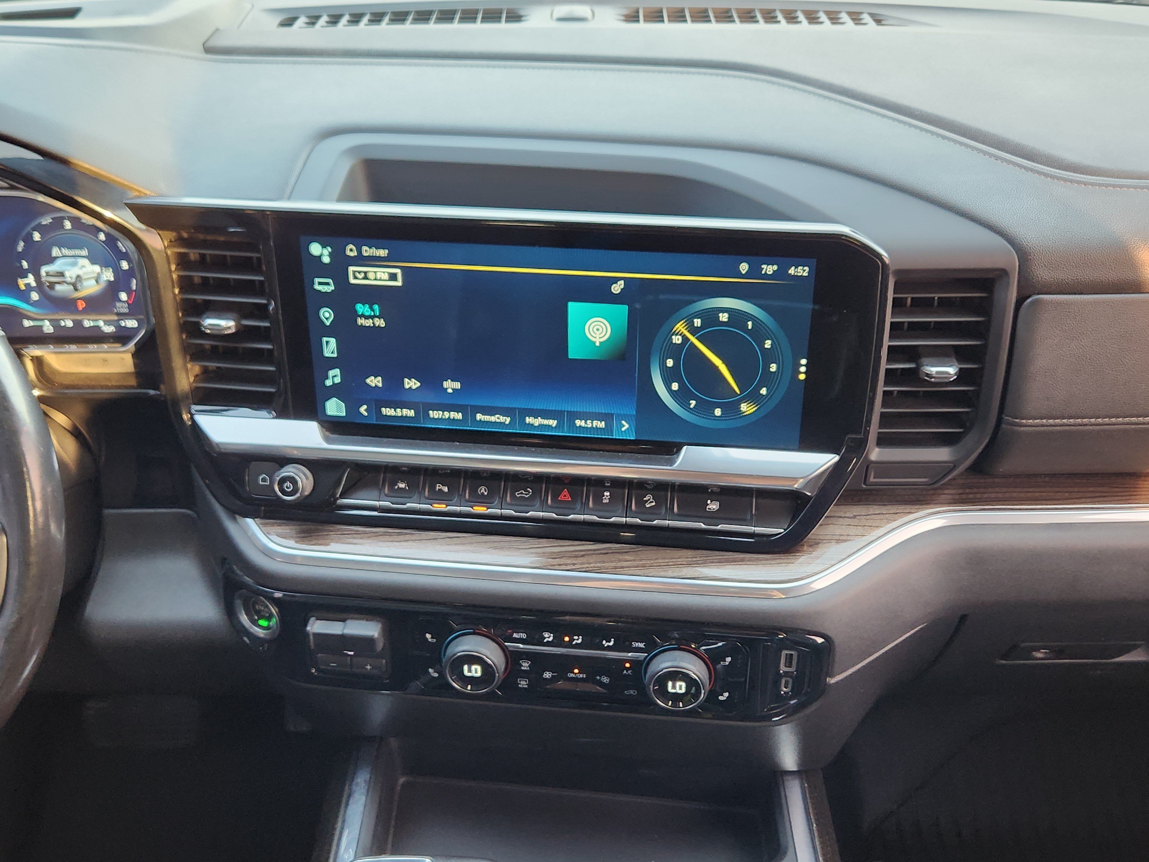 Used 2022 Chevrolet Silverado 1500 LT Trail Boss w/ LT Trail Boss Premium Package AWD/4WD image 18