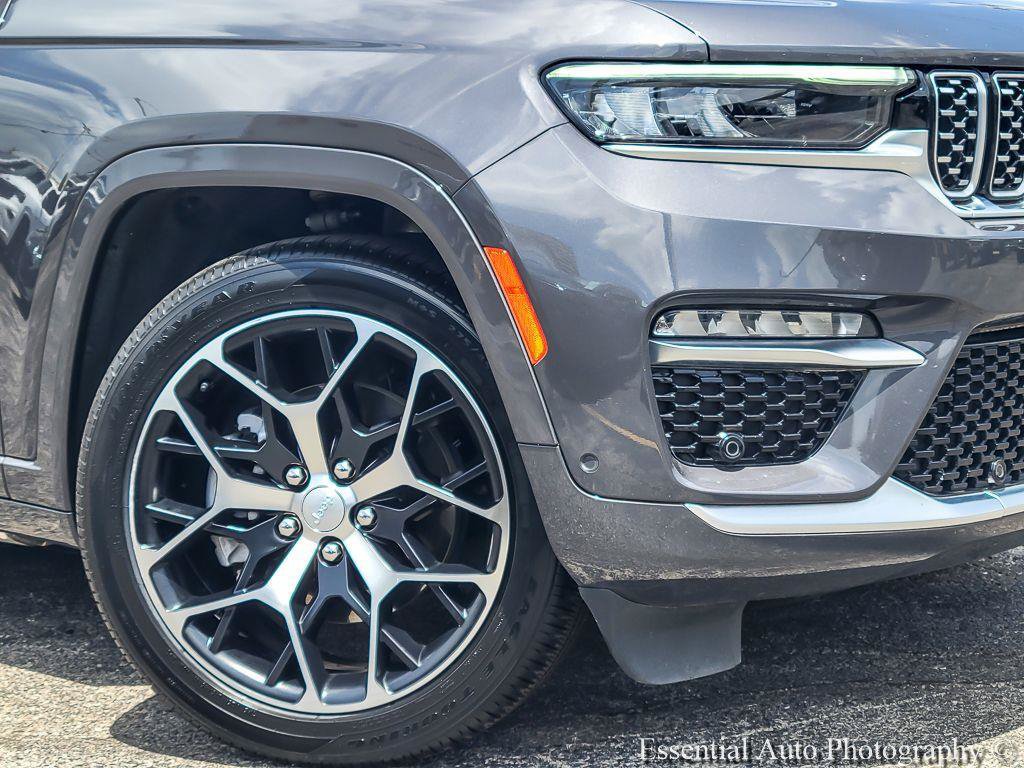 Used 2024 Jeep Grand Cherokee Summit AWD/4WD image 5