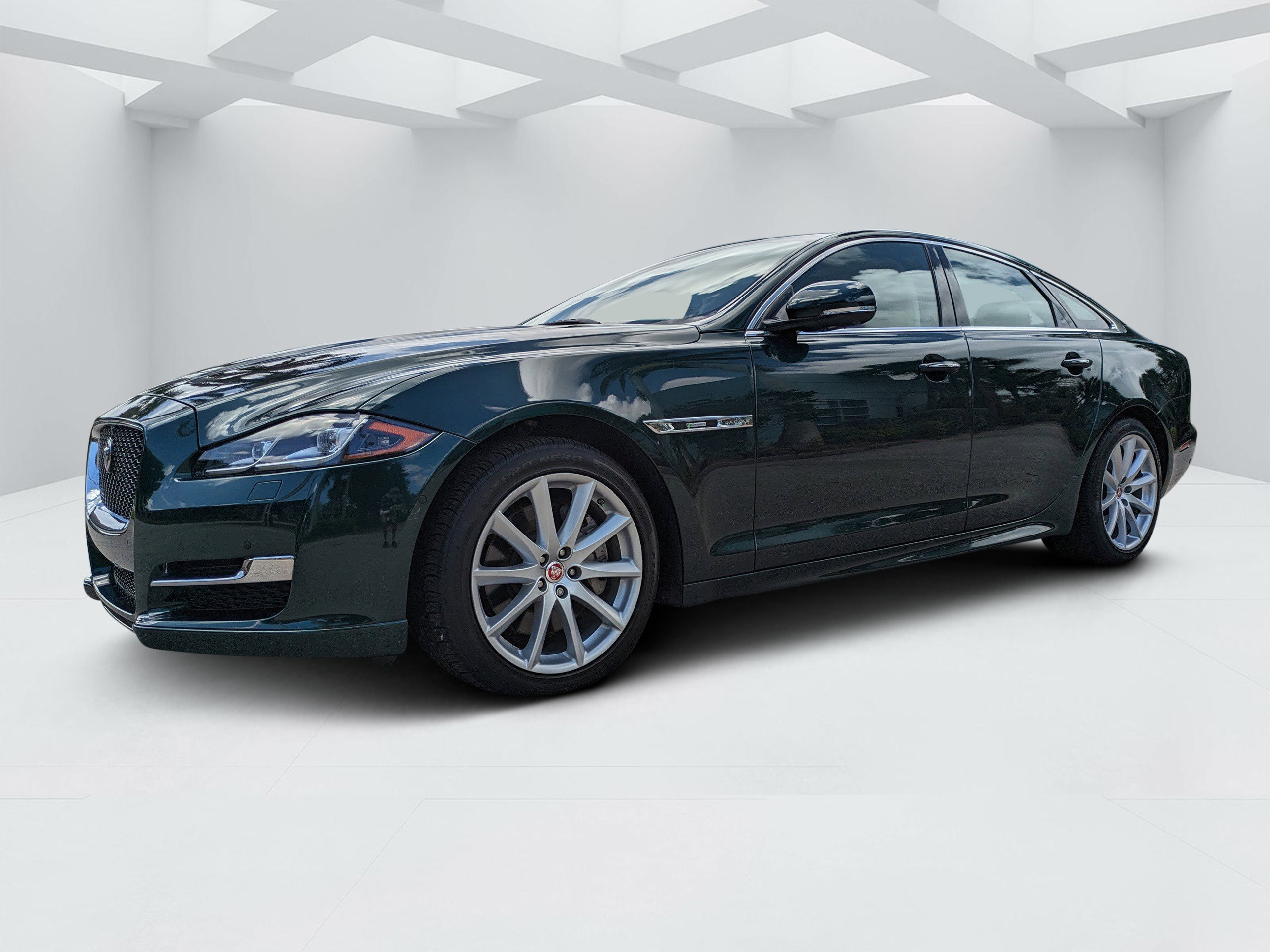 Used 2017 Jaguar XJ R-Sport image 7