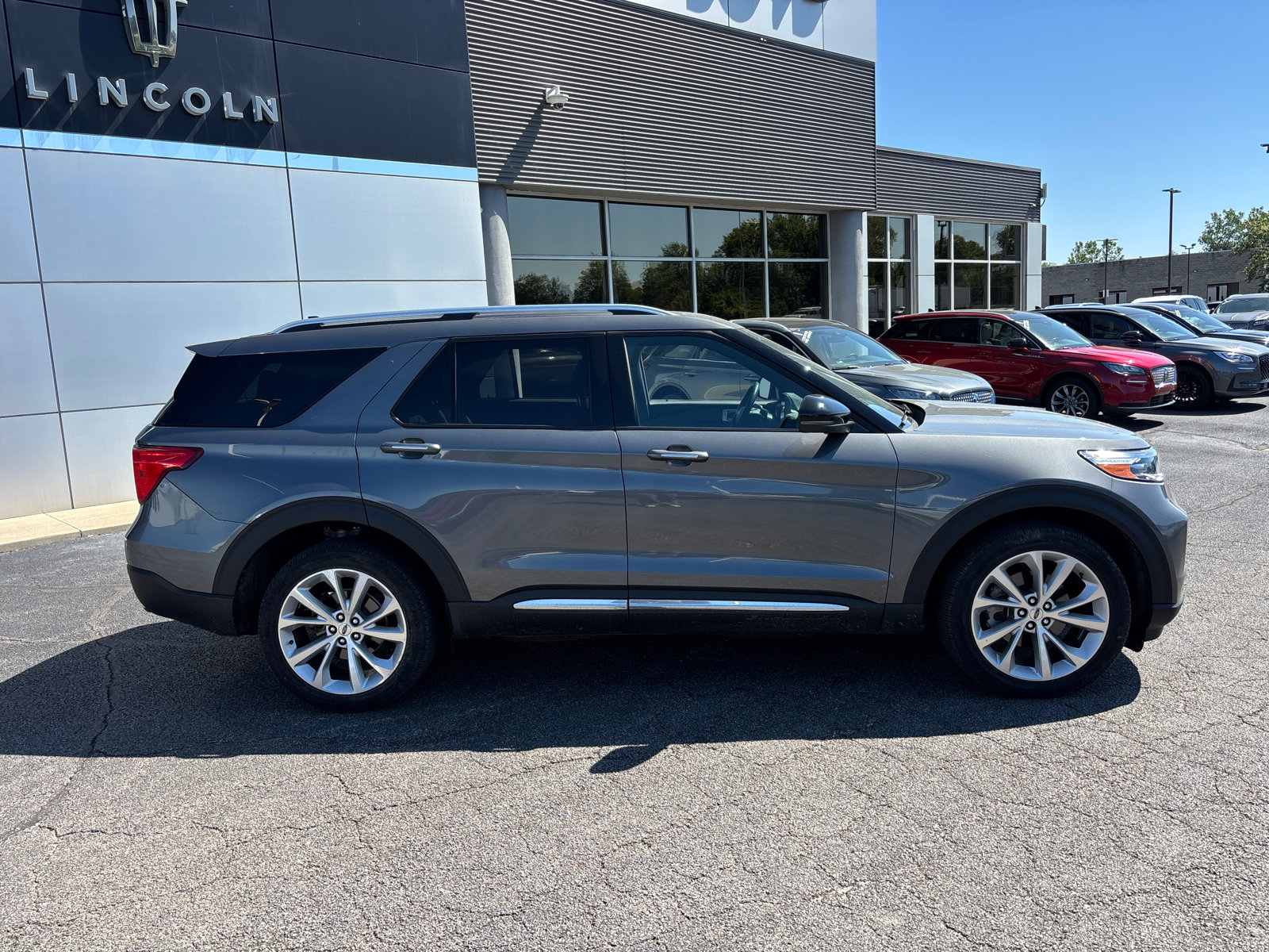 Used 2023 Ford Explorer Platinum w/ Technology Package AWD/4WD image 8